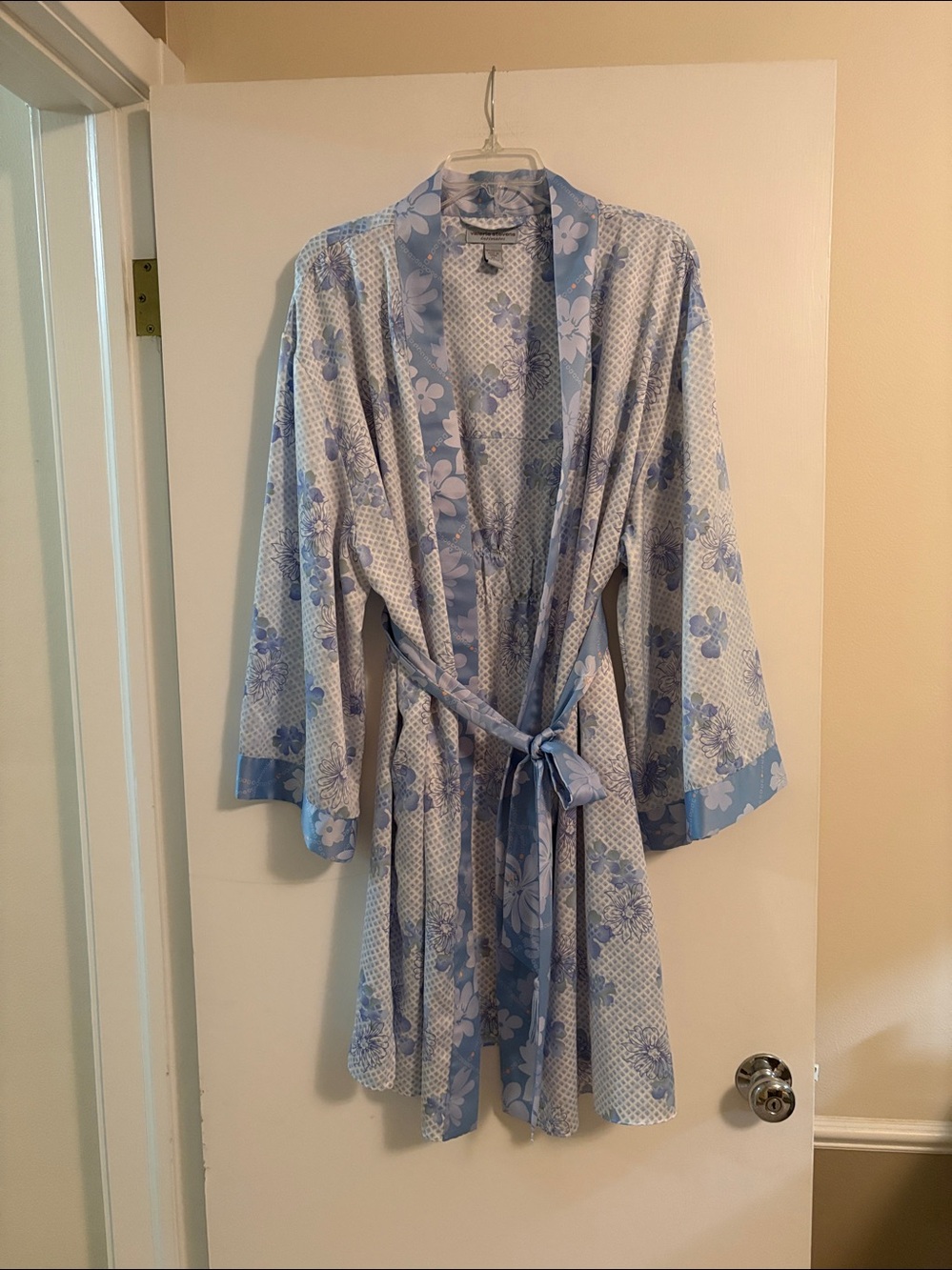 🔹 Satin Robe & Slip Set  💎 - Picture 2 of 10